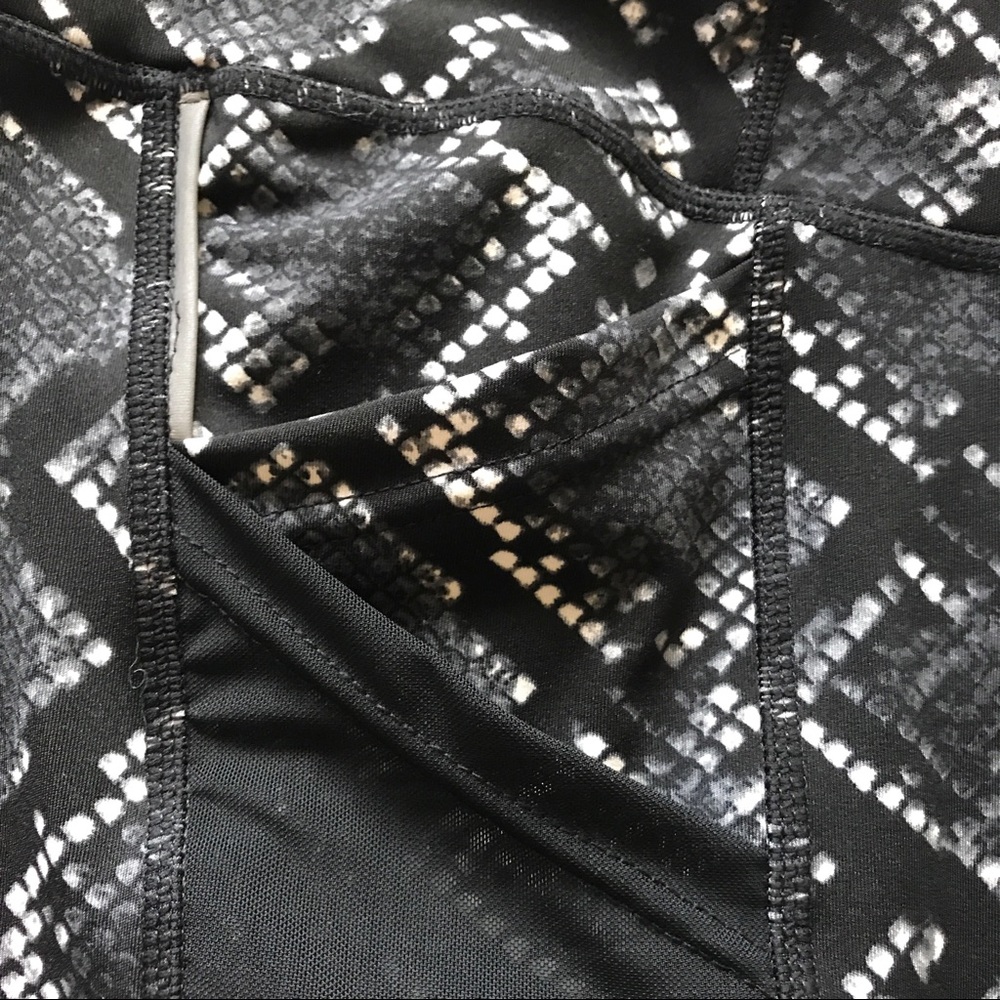 TKO Black/Gray Snake Print Capri Leggings Size Large NEW Compression Activewear - Picture 8 of 12